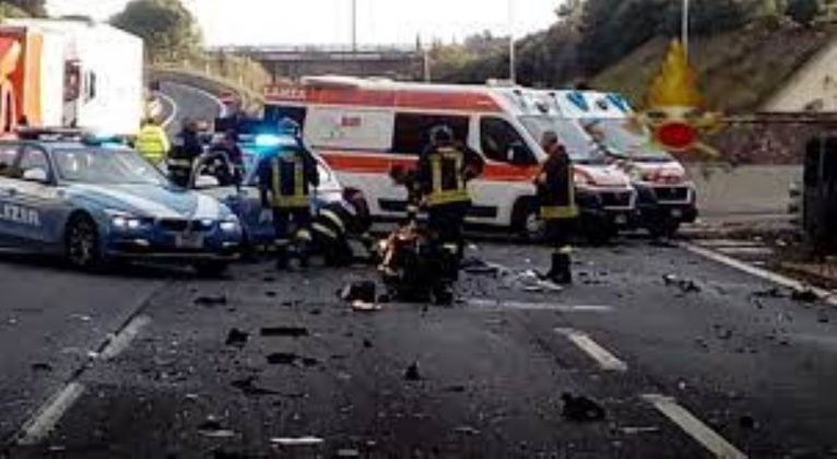 Roma Terribile Incidente Sul Grande Raccordo Due Morti